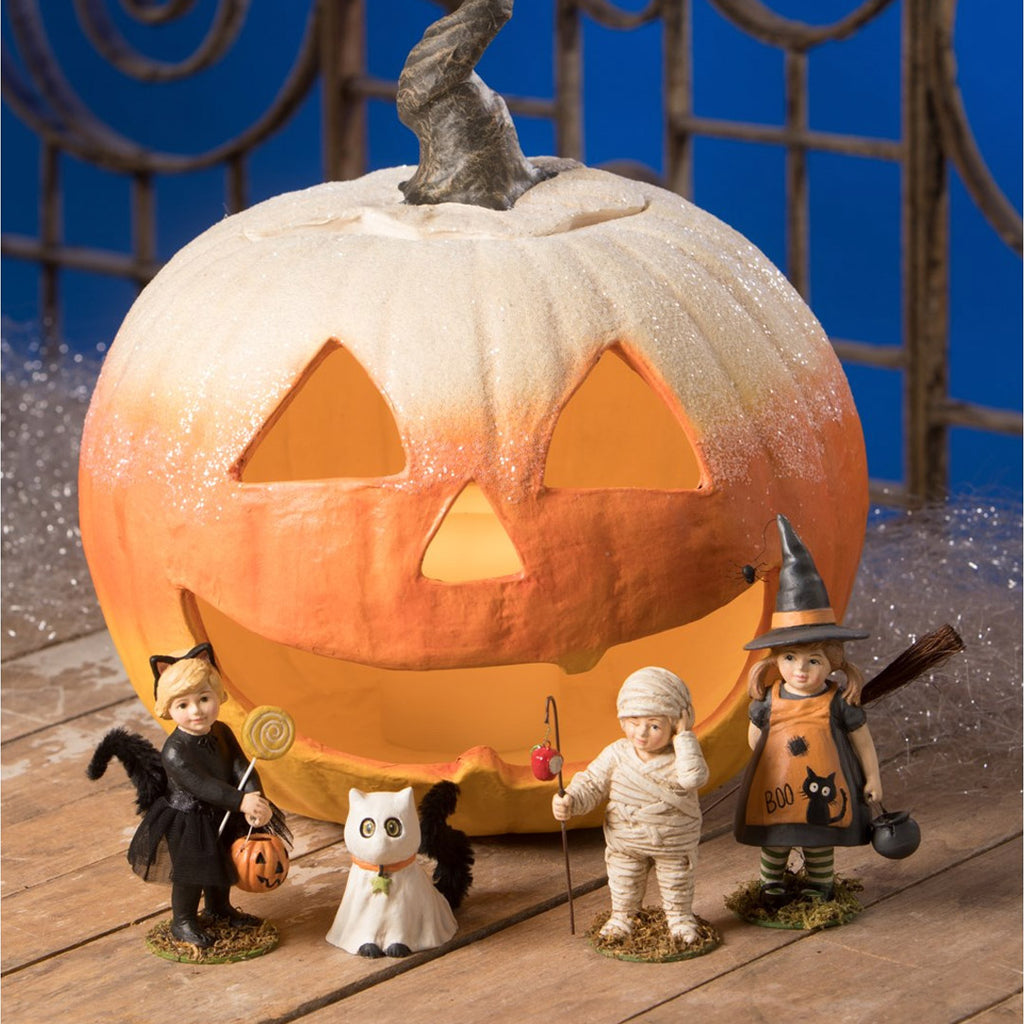 Winnie Halloween Figurine and Collectible by Bethany Lowe Designs set